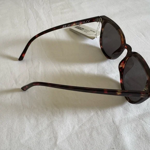 Stylish Tortoiseshell Sunglasses - Picture 6 of 8